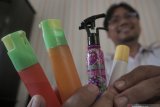 Dokter menunjukkan barang bukti empat botol sprayer (semprot) kecil berisi jenis minuman kemasan yang diduga menjadi penyebab keracunan masal di Tulungagung, Jawa Timur, Rabu (23/10/2019). Sedikitnya delapan (8) siswa TK mengalami keracunan massal, dua di antaranya harus menjalani perawatan intensif karena mengonsumsi minuman dalam kemasan botol mainan sprayer (semprot) yang tidak memiliki izin produksi dan izin edar. Antara Jatim/Destyan Sujarwoko/zk