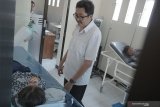 Dokter memeriksa pasien anak korban keracunan massal di Tulungagung, Jawa Timur, Rabu (23/10/2019). Sedikitnya delapan (8) siswa TK mengalami keracunan massal, dua di antaranya harus menjalani perawatan intensif karena mengonsumsi minuman dalam kemasan botol mainan sprayer (semprot) yang tidak memiliki izin produksi dan izin edar. Antara Jatim/Destyan Sujarwoko/zk