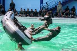 Penerbang dan awak pesawat udara TNI AL Puspenerbal membalikkan perahu karet saat latihan keselamatan (survival) di kolam renang tirta krida Kodiklatal Juanda, Sidoarjo, Jawa Timur, Rabu (23/10/2019). Latihan survival yang diikuti 90 personel gabungan yang terdiri dari penerbang dan teknisi  tersebut bertujuan untuk meningkatkan keterampilan dan kemampuan beradaptasi dalam mempertahankan hidup bila terjadi pendaratan darurat pesawat di air. Antara Jatim/Umarul Faruq/zk