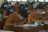 Siswa mengikuti pelajaran dengan mengenakan masker agar tidak terjangkit difteri di SMAN 7, Malang, Jawa Timur, Rabu (23/10/2019). Beberapa sekolah di Malang diliburkan pasca ditemukannya ratusan siswa dan guru positif terjangkit carrier atau pembawa bakteri difteri. Antara Jatim/Ari Bowo Sucipto/zk