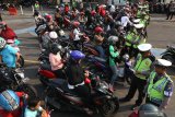 Petugas Satlantas Polresta Kediri memeriksa kelengkapan surat-surat kendaraan bermotor saat Operasi Zebra Semeru 2019 di Kota Kediri, Jawa Timur, Rabu (23/10/2019). Operasi selama 14 hari dengan melibatkan sebanyak 3.261 personil kepolisian di jajaran Polda Jawa Timur tersebut bertujuan menegakan hukum pelanggar lalu lintas guna menekan angka kecelakaan. Antara Jatim/Prasetia Fauzani/zk