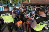 Petugas Satlantas Polresta Kediri memeriksa kelengkapan surat-surat kendaraan bermotor saat Operasi Zebra Semeru 2019 di Kota Kediri, Jawa Timur, Rabu (23/10/2019). Operasi selama 14 hari dengan melibatkan sebanyak 3.261 personil kepolisian di jajaran Polda Jawa Timur tersebut bertujuan menegakan hukum pelanggar lalu lintas guna menekan angka kecelakaan. Antara Jatim/Prasetia Fauzani/zk