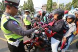 Petugas Satlantas Polresta Kediri memeriksa kelengkapan surat-surat kendaraan bermotor saat Operasi Zebra Semeru 2019 di Kota Kediri, Jawa Timur, Rabu (23/10/2019). Operasi selama 14 hari dengan melibatkan sebanyak 3.261 personil kepolisian di jajaran Polda Jawa Timur tersebut bertujuan menegakan hukum pelanggar lalu lintas guna menekan angka kecelakaan. Antara Jatim/Prasetia Fauzani/zk