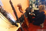 Pengunjung memainkan alat musik tradisional yang dipajang di stand Museum Musik Indonesia dalam Pameran Museum di Malang, Jawa Timur, Rabu (23/10/2019). Pameran yang diadakan selama tiga hari tersebut menampilkan ratusan koleksi berbagai museum dengan mengusung tema yang berbeda sebagai upaya mengenalkan perjalanan sejarah perfilman, musik, alutsista serta budaya kepada masyarakat. Antara Jatim/Ari Bowo Sucipto/zk
