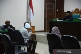 Terdakwa kasus pelanggaran Syariat Islam, Mukhlis (kiri) dan Nurmawati (kanan) mendengarkan putusan majelis hakim dalam kasus pelanggaran Syariat Islam di Pengadilan Mahkamah Syariat, Banda Aceh, Aceh, Rabu (23/10/2019). Dalam sidang putusan tersebut, majelis hakim menjatuhi hukuman cambuk terhadap pasangan pelanggaran Syariat Islam Mukhlis dan Nurmawati, bukan muhrim dalam kasus khalwat (mesum) masing-masing 30 dan 25 kali cambuk. Antara Aceh/Ampelsa.