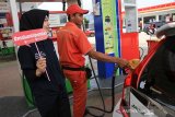 Petugas SPBU Lasayeun mengisi bahan bakar minyak jenis premium ke dalam kendaraan roda empat merek Honda Jazz, di Aceh Besar, Aceh, Rabu (23/10/2019). PT Pertamina Marketing Operation Region (MOR) I meluncurkan program Malu Antre Premium (MAP) guna mengajak pemilik kendaraan keluaran terbaru untuk menggunakan bahan bakar yang tepat atau beralih dari bahan bakar premium. Antara Aceh/Khalis Surry.