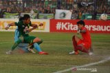 Pemain Persela, Malik Risaldi (kiri) dijaga pemain Persebaya Surabaya Hansamu Yama Pranata (dua kiri) melepaskan tendangan ke gawang yang dijaga Miswar Saputra (kanan) dalam pertandingan Liga 1 2019 di Stadion Surajaya Lamongan, Jawa Timur, Rabu (23/10/2019). Persela berhasil mengalahkan Persebaya Surabaya dengan skor 1-0. Antara Jatim/Syaiful Arif/zk.