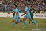 Pemain Persela, Malik Risaldi (kiri) dan Alex Dos Santos Goncalves (dua kiri) melakukan selebrasi usai menjebol gawang Persebaya Surabaya dalam pertandingan Liga 1 2019 di Stadion Surajaya Lamongan, Jawa Timur, Rabu (23/10/2019). Persela berhasil mengalahkan Persebaya Surabaya dengan skor 1-0. Antara Jatim/Syaiful Arif/zk.