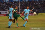 Pesepak bola Persebaya David Aparecido Da Silva (tengah) berebut bola dengan pemain Persela Delfin Rumbino (kiri) dan Moch Zaenuri (kanan) dalam pertandingan Liga 1 2019 di Stadion Surajaya Lamongan, Jawa Timur, Rabu (23/10/2019). Persela berhasil mengalahkan Persebaya Surabaya dengan skor 1-0. Antara Jatim/Syaiful Arif/zk.