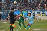 Pemain Persela Kei Hirose (kanan) berebut bola dengan pemain Persebaya Ruben Karel Sanadi (tengah) dalam pertandingan Liga 1 2019 di Stadion Surajaya Lamongan, Jawa Timur, Rabu (23/10/2019). Persela berhasil mengalahkan Persebaya Surabaya dengan skor 1-0. Antara Jatim/Syaiful Arif/zk.