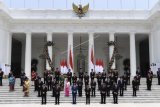 Presiden Joko Widodo didampingi Wapres Ma'ruf Amin berfoto bersama jajaran menteri Kabinet Indonesia Maju yang baru dilantik di tangga beranda Istana Merdeka, Jakarta, Rabu (23/10/2019). ANTARA FOTO/Puspa Perwitasari/foc.