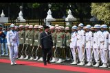 Menteri Pertahanan Prabowo Subianto (kedua kiri) menginspeksi pasukan saat upacara penyambutan di Kantor Kementerian Pertahanan, Jakarta, Kamis (24/10/2019). ANTARA FOTO/M Risyal Hidayat/nym