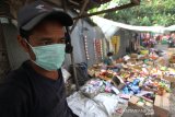 Pedagang menggunakan masker pelindung pernapasan saat beraktivitas di pasar pagi kawasan Liang Anggang yang di selimuti kabut asap di Banjarbaru, Kalimantan Selatan, Kamis (24/10/2019). Kebakaran hutan dan lahan (Karhutla) yang terjadi di sejumlah wilayah Provinsi Kalsel menyebabkan timbulnya kabut asap dengan aroma menyengat yang mengganggu aktivitas dan membahayakan kesehatan warga. Foto Antaranews Kalsel/Bayu Pratama S.