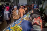 Pendiri Pondok Pesantren Daarut Tauhid Abdullah Gymnastiar (kedua kiri) bersama General Manager Distribusi Garudafood Muhammad Yudi (ketiga kiri) menilai kreasi olahan makanan warga di Kampung Wirausaha Daarut Tauhid, Bandung, Jawa Barat, Kamis (24/10/2019). Kampung Wirausaha yang berdiri atas kerjasama antara Daarut Tauhid Peduli dengan Garudafood tersebut bertujuan untuk mengajak warga agar dapat membuat menu olahan makanan yang kreatif, unik dan menarik sehingga memiliki nilai jual tinggi untuk di jual kembali kepada masyarakat. ANTARA FOTO/Raisan Al Farisi/agr