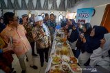 Pendiri Pondok Pesantren Daarut Tauhid Abdullah Gymnastiar (kedua kiri) bersama General Manager Distribusi Garudafood Muhammad Yudi (kiri) menilai kreasi olahan makanan warga di Kampung Wirausaha Daarut Tauhid, Bandung, Jawa Barat, Kamis (24/10/2019). Kampung Wirausaha yang berdiri atas kerjasama antara Daarut Tauhid Peduli dengan Garudafood tersebut bertujuan untuk mengajak warga agar dapat membuat menu olahan makanan yang kreatif, unik dan menarik sehingga memiliki nilai jual tinggi untuk di jual kembali kepada masyarakat. ANTARA FOTO/Raisan Al Farisi/agr