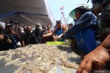 Pekerja mengumpulkan udang hasil panen di tambak di Bama, Banyuwangi, Jawa Timur, Kamis (24/10/2019). Untuk memenuhi permintaan ekspor udang, saat ini mayoritas petambak membudidaya udang jenis Vaname atau udang putih sesuai dengan banyaknya permintaan. Antara Jatim/Budi Candra Setya/zk.