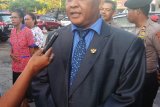 Penjual buah-buahan Abdul Khalik dilantik menjadi anggota DPRD