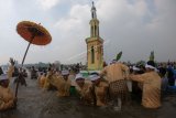 Petugas berpakaian adat mengarak menara saat puncak pelaksanaan Festival Mandi Safar 1441 Hijriah di Pantai Babussalam, Air Hitam Laut, Sadu, Tanjungjabung Timur, Jambi, Rabu (23/10/2019). Festival Mandi Safar yang diikuti ribuan warga dan dilaksanakan setiap Rabu terakhir pada bulan Safar tersebut berangkat dari tradisi masyarakat Bugis di daerah itu. ANTARA FOTO/Wahdi Septiawan/foc.