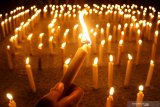 Pengemudi Gojek menyalakan lilin saat melakukan aksi  solidaritas untuk Rusdianto di Monumen Jayandaru Alun Alun Sidoarjo, Jawa Timur, Jumat (25/10/2019). Aksi tersebut merupakan bentuk duka cita kepada mitra driver GoCar asal Surabaya, Rusdianto yang tewas di tol Pandaan Pasuruan. Antara Jatim/Umarul Faruq/zk
