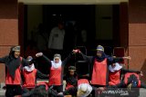 Sejumlah siswa SLBN A Wyataguna membawakan tarian saman saat acara Gebyar Visual Ceria yang diadakan di Kantor P4TK TK dan PLB, Bandung, Jawa Barat, Jumat (25/10/2019). Acara yang diikuti puluhan siswa dan warga difabel tersebut digelar dalam rangka memperingati hari penglihatan sedunia serta hari kesadaran tongkat putih sedunia. ANTARA JABAR/Raisan Al Farisi/agr