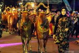 Model mendampingi sepasang sapi sonok (sapi hias) saat pagelaran 'Madura Eksotik Carnival' di Taman Mandhapa Aghung  Ronggosukowati, Pamekasan, Jawa Timur, Jumat (25/10/2019). Kegiatan untuk memperkenalkan seni budaya Madura dan dalam rangka memeriahkan hari jadi ke 489 kabupaten Pamekasan itu, juga dihadiri Duta Besar Indonesia untuk negara Tanzania, Ratlan Pardede.  Antara Jatim/Saiful Bahri/zk.