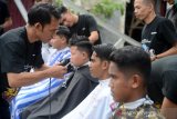 Kalangan pemuda yang tergabung dalam komunitas tukang pangkas Aceh Barber Seupakat memberikan layan gratis pangkas rambut untuk anak yatim di Rumah Panti, Banda Aceh, Aceh, Jumat (25/10/2019). Pangkas rambut gratis untuk anak yatim dan anak dari kalangan warga kurang mampu itu, merupakan kegiatam amal dalam rangka menyambut Hari Sumpah Pemuda pada 28 Oktober. Antara Aceh/Ampelsa.