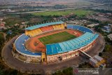 Foto udara Stadion Si Jalak Harupat di Soreang, Kabupaten Bandung, Jawa Barat, Jumat (25/10/2019). Stadion Si Jalak Harupat menjadi salah satu dari 10 stadion yang diajukan oleh PSSI kepada FIFA sebagai penyelenggara Piala Dunia U-20 pada 2021 mendatang. ANTARA JABAR/Raisan Al Farisi/agr