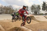 Atlet balap sepeda BMX Tim Nasional Indonesia Toni Syarifudin memacu kecepatan sepedanya pada kompetisi Banyuwangi BMX Intenational 2019 kategori Men Elite di Sirkuit BMX Muncar, Banyuwangi, Jawa Timur, Sabtu (26/10/2019). Dihari pertama Kompetisi BMX International itu, melombakan kelas C1 race yang diikuti pebalap BMX dari 19 negara. Antara Jatim/Budi Candra Setya/zk.