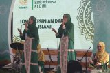 Peserta memainkan kesenian hadrah saat kegiatan bertajuk Festival Ekonomi Syariah 2019 yang diselenggarakan Bank Indonesia di Kota Kediri, Jawa Timur, Sabtu (26/10/2019). Festival yang diramaikan dengan lomba kesenian Islam dan humor guyonan santri tersebut sebagai sarana sosialisasi sektor industri halal dan keuangan inklusi kepada masyarakat. Antara Jatim/Prasetia Fauzani/zk.