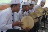 Peserta memainkan kesenian hadrah saat kegiatan bertajuk Festival Ekonomi Syariah 2019 yang diselenggarakan Bank Indonesia di Kota Kediri, Jawa Timur, Sabtu (26/10/2019). Festival yang diramaikan dengan lomba kesenian Islam dan humor guyonan santri tersebut sebagai sarana sosialisasi sektor industri halal dan keuangan inklusi kepada masyarakat. Antara Jatim/Prasetia Fauzani/zk.