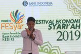 Peserta humor guyonan santri tampil pada kegiatan bertajuk Festival Ekonomi Syariah 2019 yang diselenggarakan Bank Indonesia di Kota Kediri, Jawa Timur, Sabtu (26/10/2019). Festival yang diramaikan dengan lomba kesenian Islam dan humor guyonan santri tersebut sebagai sarana sosialisasi sektor industri halal dan keuangan inklusi kepada masyarakat. Antara Jatim/Prasetia Fauzani/zk.