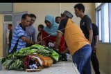 Keluarga dan kerabat dibantu petugas mengidentifikasi salah satu jenazah korban penembakan kelompok kriminal bersenjata (KKB) bernama La Soni (25) di RSUD Mimika, Kabupaten Mimika, Papua, Sabtu (26/10/2019). Kapendam XVII/Cenderawasih Kolonel Cpl Eko Daryanto, melalui keterangan pers tertulisnya Sabtu (26/10/2019), mengatakan tiga pengemudi ojek tewas ditembak anggota KKB di Distrik Hitadipa, Kabupaten Intan Jaya, Papua, Jumat (25/10/2019). Ketiga korban bernama Rizal (31), Herianto (31) dan La Soni (25). ANTARA FOTO/Sevianto Pakiding/nym.