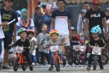 Peserta beradu cepat saat kompetisi Push Bike di Kota Kediri, Jawa Timur, Sabtu (26/10/2019). Kompetisi balap sepeda tanpa pedal tersebut diikuti sejumlah anak usia 2-5 tahun dari sejumlah daerah. Antara Jatim/Prasetia Fauzani/zk.