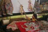 Dalang cilik, Alfian Saputro membawakan lakon Wahyu Makutoromo yang merupakan penggalan kisah Mahabarata dalam Parade Dalang Cilik di Gedung Dewan Kesenian Malang, Jawa Timur, Sabtu (26/10/2019). Kegiatan pagelaran wayang kulit yang menampilkan puluhan dalang cilik tersebut diadakan sebagai upaya regenerasi seni pedalangan sebagai budaya khas nusantara. Antara Jatim/Ari Bowo Sucipto/zk.