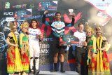 Atlet balap sepeda BMX  tim asal Inggris Quillan Isidore (tengah) bersama Pebalap Jerman Philip Scauub (kedua kiri) dan Pebalap Chili Palominor Rodriguez (kedua kanan)menaiki podium setelah menjadi yang tercepat pada kompetisi Banyuwangi BMX Intenational 2019 kategori Men Elite  di Sirkuit BMX Muncar, Banyuwangi, Jawa Timur, Sabtu (26/10/2019). Dihari pertama Kompetisi BMX International itu, melombakan kelas C1 race yang diikuti pebalap BMX dari 19 negara. Antara Jatim/Budi Candra Setya/zk.