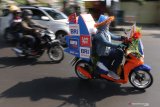 Karyawan Bank Rakyat Indonesia (BRI) melakukan pawai menggunakan sepeda motor hias sebagai promosi kegiatan Pesta Rakyat Simpedes di Kota Kediri, Jawa Timur, Sabtu (26/10/2019). Pesta Rakyat Simpedes merupakan rangkaian kegiatan pengundian hadiah sebagai wujud apresiasi dan ucapan terima kasih BRI kepada nasabah sekaligus mensosialisasikan keuangan inklusi. Antara Jatim/Prasetia Fauzani/zk.