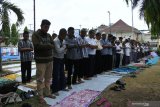 Warga melaksanakan Shalat Istisqa atau shalat meminta hujan di halaman Universitas Muhammadiyah Jember, Jawa Timur, Sabtu (26/10/2019). Sekitar 300 warga melaksanakan Shalat Istisqa untuk meminta turunnya hujan agar kemarau, kebakaran hutan dan lahan segera berakhir. Antara Jatim/Seno/zk.