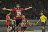 Pesepak bola Bali United Willian Pacheco (kedua kiri) beraksi setelah berhasil membobol gawang Barito Putera dalam pertandingan sepak bola Liga 1 2019 di Stadion I Wayan Dipta, Gianyar, Bali, Minggu (27/10/2019). Bali United menang atas Barito Putera dengan skor 3-2. Antaranews Bali/Nyoman Budhiana.