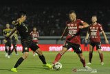 Pesepak bola Bali United Ilija Spasojevic (kedua kanan) berebut bola dengan pesepak bola Barito Putera Gavin Kwan dalam pertandingan sepak bola Liga 1 2019 di Stadion I Wayan Dipta, Gianyar, Bali, Minggu (27/10/2019). Bali United menang atas Barito Putera dengan skor 3-2. Antaranews Bali/Nyoman Budhiana.