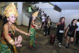 Penari menyambut sejumlah wisatawan mancanegara yang tiba di Terminal Internasional Bandara Internasional I Gusti Ngurah Rai, Bali, Minggu (27/10/2019). PT Angkasa Pura I (Persero) Kantor Cabang Bandara Internasional I Gusti Ngurah Rai mencatat pada periode Januari-September 2019 sebanyak 4.727.754 orang wisman tiba di Bali melalui bandara tersebut atau meningkat satu persen dibanding periode yang sama tahun sebelumnya dengan jumlah wisatawan terbanyak asal China, Australia dan India. ANTARA FOTO/Fikri Yusuf/nym.