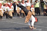 Peserta mengikuti Pawai Kampung Pesilat Indonesia di Mejayan, Kabupaten Madiun, Jawa Timur, Minggu (27/10/2019). Pawai Kampung Pesilat Indonesia yang merupakan rangkaian kegiatan Festival Kampung Pesilat Indonesia diikuti ribuan pesilat dari 14 perguruan silat dimaksudkan untuk menjaga kerukunan antarperguruan silat di Kabupapaten Madiun. Antara Jatim/Siswowidodo