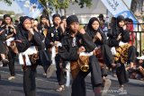 Peserta mengikuti Pawai Kampung Pesilat Indonesia di Mejayan, Kabupaten Madiun, Jawa Timur, Minggu (27/10/2019). Pawai Kampung Pesilat Indonesia yang merupakan rangkaian kegiatan Festival Kampung Pesilat Indonesia diikuti ribuan pesilat dari 14 perguruan silat dimaksudkan untuk menjaga kerukunan antarperguruan silat di Kabupapaten Madiun. Antara Jatim/Siswowidodo