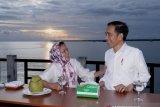 Presiden Jokowi dan Ibu Iriana menikmati senja di Kaimana
