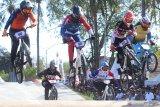 Pebalap sepeda BMX kategori Women Elite beradu cepat pada kompetisi Banyuwangi BMX Intenational 2019 di Sirkuit BMX Muncar, Banyuwangi, Jawa Timur, Minggu (27/10/2019). Kompetisi BMX dengan klasifikasi Hors Class (HC) itu, merupakan ajang bergengsi untuk menentukan kualifikasi olimpiade 2020 di Tokyo. Antara Jatim/Budi Candra Setya/zk.