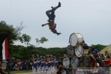 Peserta menampilkan atraksi drumband saat memperingati Hari Sumpah Pemuda di Lapangan Blang Padang, Banda Aceh, Senin (28/10/2019).Peringatan Hari Sumpah Pemuda di Aceh yang melibatkan ribuan pelajar, santri, TNI dan Polri dan Ormas Pemuda itu dimeriahkan dengan atraksi drama kolosal pahlawan Cut Nyak Dhien, Drumban, Tablig Akbar dan Deklarasi Damai. Antara Aceh/Ampelsa.