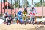 Pebalap sepeda BMX kategori Men Elite beradu cepat pada kompetisi Banyuwangi BMX Intenational 2019 di Sirkuit BMX Muncar, Banyuwangi, Jawa Timur, Minggu (27/10/2019). Kompetisi BMX dengan klasifikasi Hors Class (HC) itu, merupakan ajang bergengsi yang diikuti pebalap dari berbagai negara untuk menentukan kualifikasi olimpiade 2020 di Tokyo. Antara Jatim/Budi Candra Setya/zk.