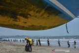  Nelayan tradisional menarik tambang jaring 'ered' di pesisir Pantai Timur, Kabupaten Pangandaran, Jawa Barat, Minggu (27/10/2019). Dalam sehari nelayan memasang jaring  hingga tujuh kali dan hasil tangkapan ikan melimpah dengan jenis ikan Kuwer sebanyak dua kuintal per jaring yang dijual dengan harga Rp 25.000 per kilogram. ANTARA JABAR/Adeng Bustomi/agr