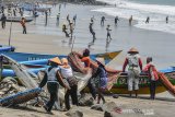 Nelayan tradisional menarik tambang jaring 'ered' di pesisir Pantai Timur, Kabupaten Pangandaran, Jawa Barat, Minggu (27/10/2019). Dalam sehari nelayan memasang jaring  hingga tujuh kali dan hasil tangkapan ikan melimpah dengan jenis ikan Kuwer sebanyak dua kuintal per jaring yang dijual dengan harga Rp 25.000 per kilogram. ANTARA JABAR/Adeng Bustomi/agr