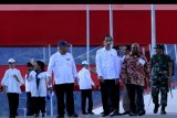 Presiden Joko Widodo (ketiga kanan) didampingi Ibu Negara Iriana Joko Widodo (kiri), Menteri PUPR Basuki Hadimuljono (ketiga kiri), Panglima TNI Marsekal TNI Hadi Tjahjanto (kanan) dan Gubernur Papua Lukas Enembe (kedua kanan) meresmikan Jembatan Holtekamp di Kota Jayapura, Papua, Senin (28/10/2019). Kunjungan perdana Presiden Joko Widodo ke Papua setelah pelantikan tersebut untuk meninjau infrastruktur sekaligus menyampaikan rencana pembangunan di Papua dan Papua Barat dalam lima tahun mendatang. ANTARA FOTO/Gusti Tanati/nym.