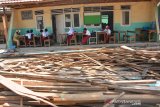 Siswa mengikuti kegiatan belajar mengajar di kelas darurat di Dusun Bendo, Desa Kumitir, Kecamatan Jatirejo, Kabupaten Mojokerto, Jawa Timur, Senin (28/10/2019). Puluhan siswa SDN II Kumitir terpaksa belajar di kelas darurat sejak sepekan lalu karena seluruh ruang kelas belum selesai rehabilitasi bagian atap. Antara Jatim/Syaiful Arif/zk